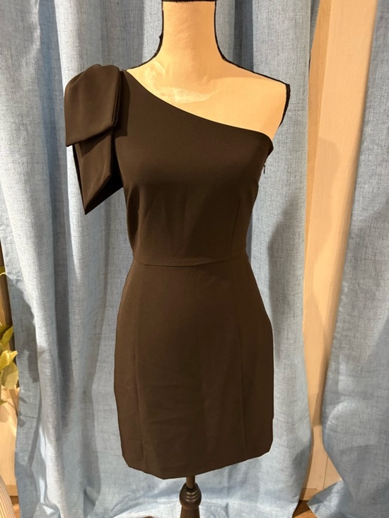 Gianni Bini Dresses & Skirts - Gianni Bini One-Shoulder Black Cocktail Dress with Draped Bow
